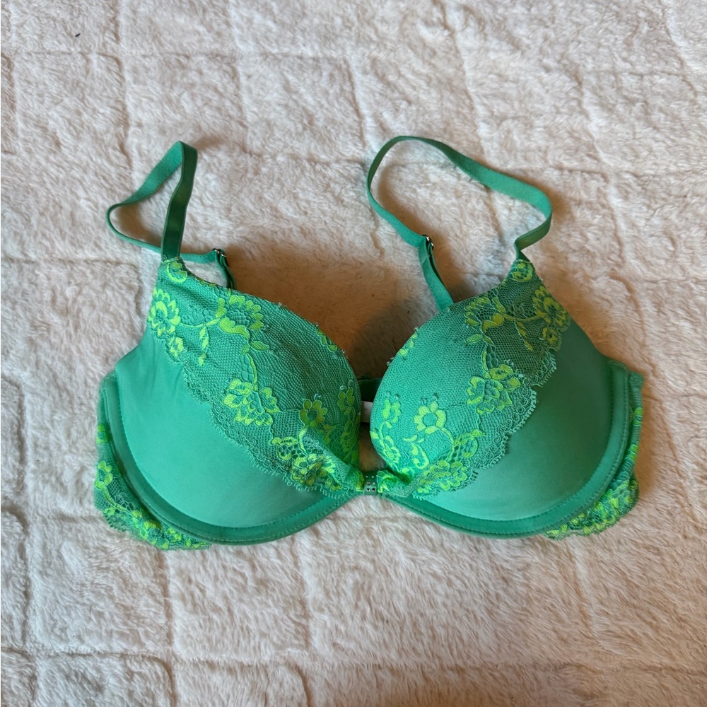 Victoria’s Secret Green Lace-Accent Women's Push-Up Bra